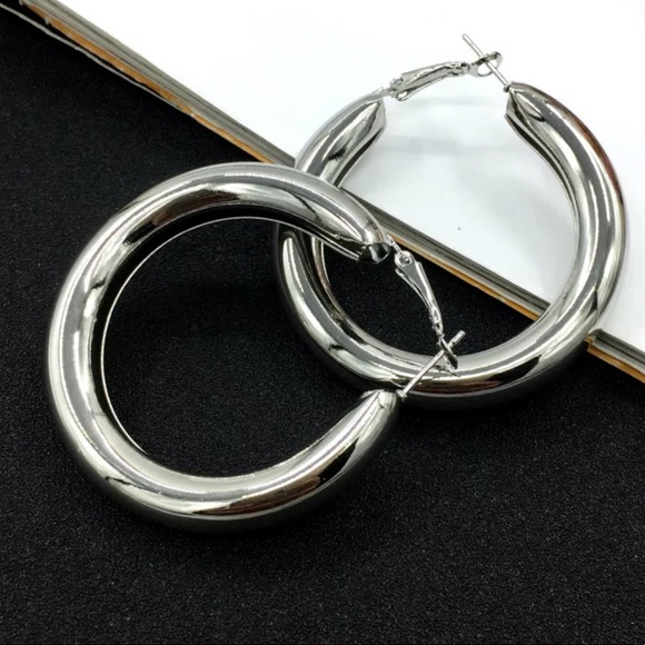 🔥NEW SILVER PUNK HOOP EARRING 🔥 - Picture 2 of 3